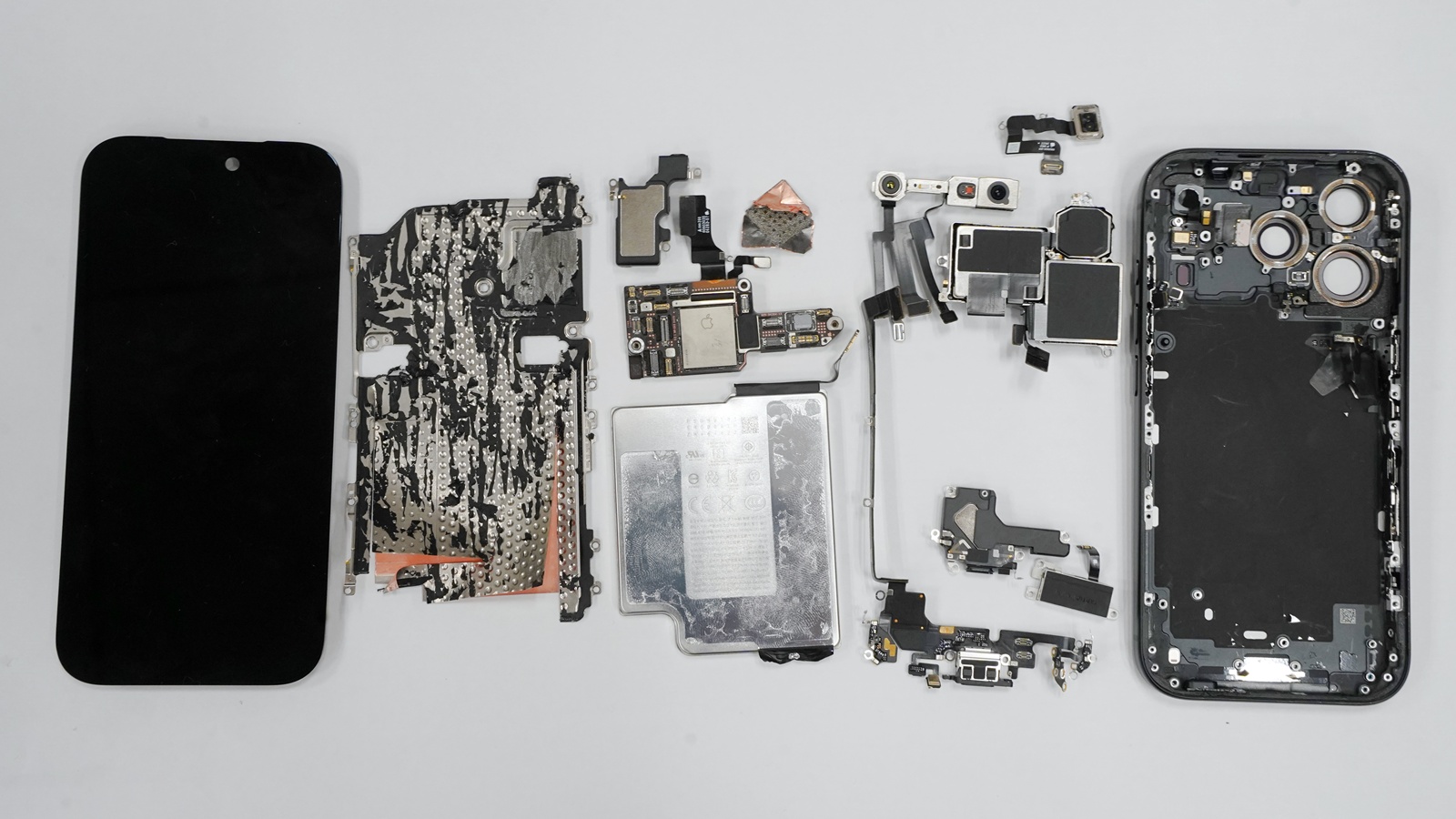 日経クロステックNEXT 東京 2026「歴代iPhoneを分解展示、18 Proも