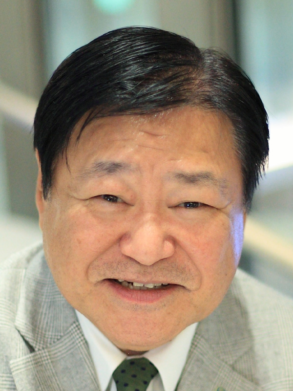 山崎 文明 氏