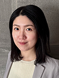 山根 靖子 氏