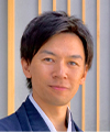 片岡 義就 氏